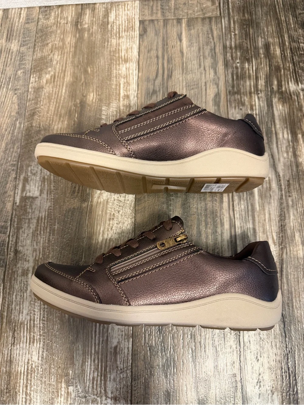 Clarks Women’s Metallic Bronze Low-Top Sneaker with Side Zip Size 8.5